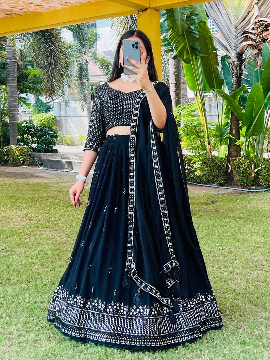 Buy Black Floral Printed Banglori Silk Bridal Lehenga Choli With Dupatta  Online from EthnicPlus for ₹2999