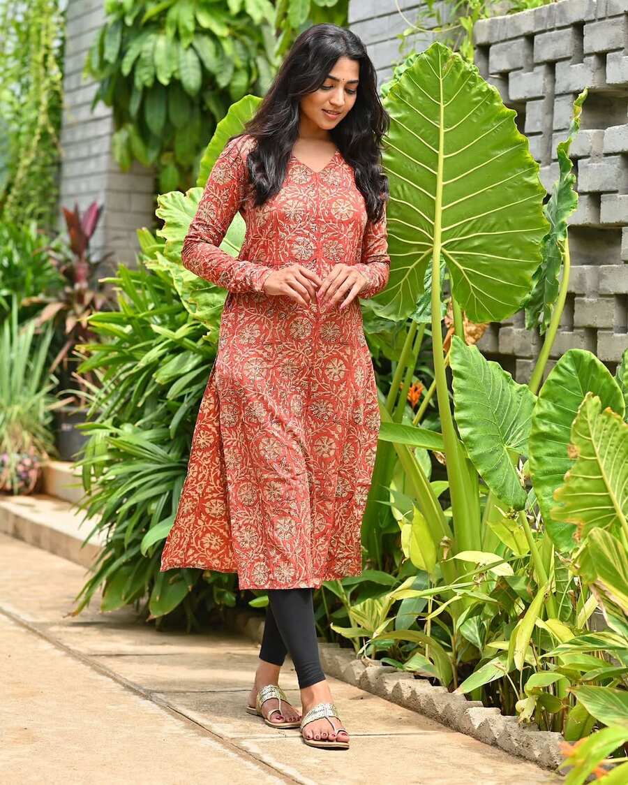 NEW-ARRIVAL-COTTON-FLOWER-PRINTED-KURTI-CASUAL-WEAR-WHOLESALE-PRICE-ETHNIC-GARMENT-3-1.jpg